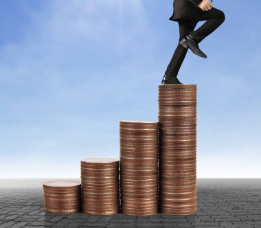 İşadamı yürümek sikkelerin yığın üzerinde başarı yetişen 