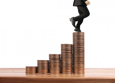 İşadamı, başarı ve yatırımı artıran madeni paraların üzerinde yürüyor