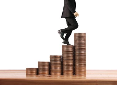 İşadamı, başarı ve yatırımı artıran madeni paraların üzerinde yürüyor