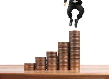 İşadamı, başarı ve yatırımı artıran madeni paraların üzerinde yürüyor
