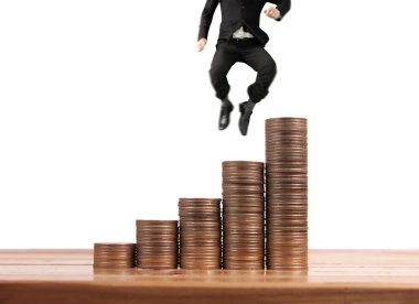 İşadamı, başarı ve yatırımı artıran madeni paraların üzerinde yürüyor