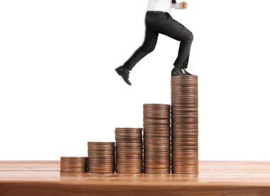 İşadamı, başarı ve yatırımı artıran madeni paraların üzerinde yürüyor