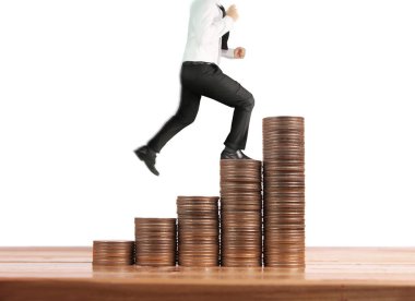 İşadamı, başarı ve yatırımı artıran madeni paraların üzerinde yürüyor
