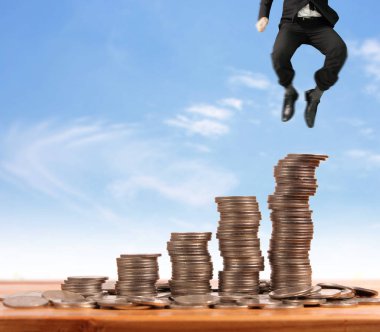 İşadamı yürümek sikkelerin yığın üzerinde başarı yetişen 