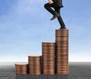 İşadamı yürümek sikkelerin yığın üzerinde başarı yetişen 