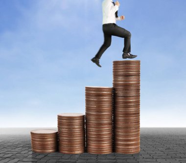 İşadamı yürümek sikkelerin yığın üzerinde başarı yetişen 