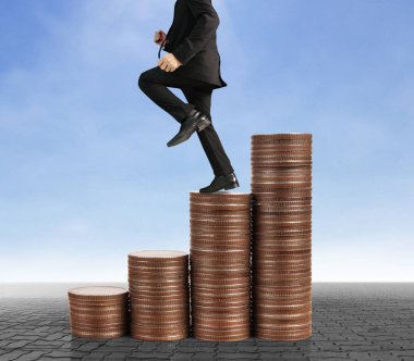 İşadamı yürümek sikkelerin yığın üzerinde başarı yetişen 