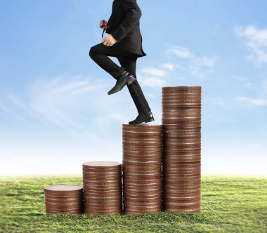 İşadamı yürümek sikkelerin yığın üzerinde başarı yetişen 