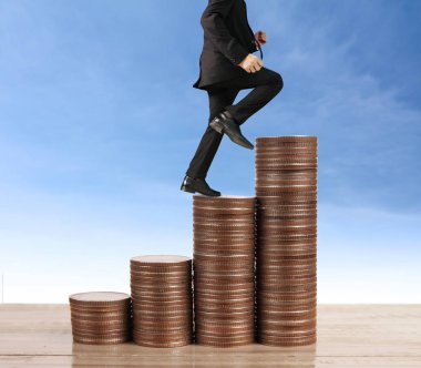 İşadamı yürümek sikkelerin yığın üzerinde başarı yetişen 