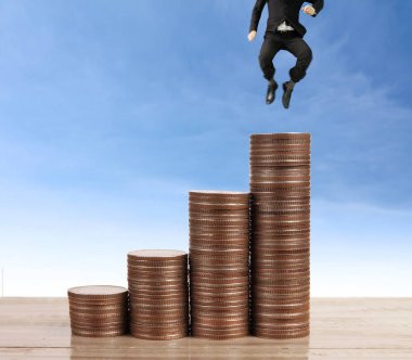 İşadamı yürümek sikkelerin yığın üzerinde başarı yetişen 