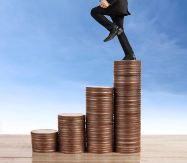 İşadamı yürümek sikkelerin yığın üzerinde başarı yetişen 