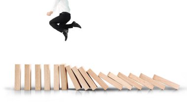 Dur bir domino sürekli devrildi