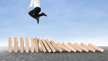 Dur bir domino sürekli devrildi