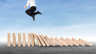 Dur bir domino sürekli devrildi