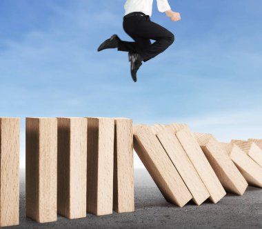 Dur bir domino sürekli devrildi