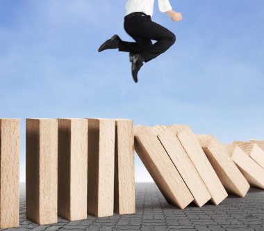 Dur bir domino sürekli devrildi