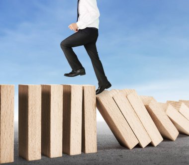 Dur bir domino sürekli devrildi