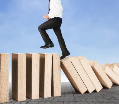 Dur bir domino sürekli devrildi