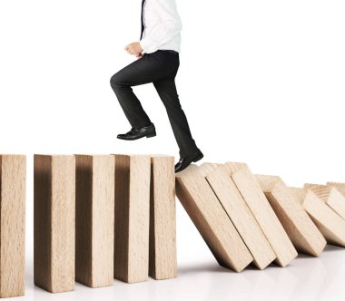 Dur bir domino sürekli devrildi