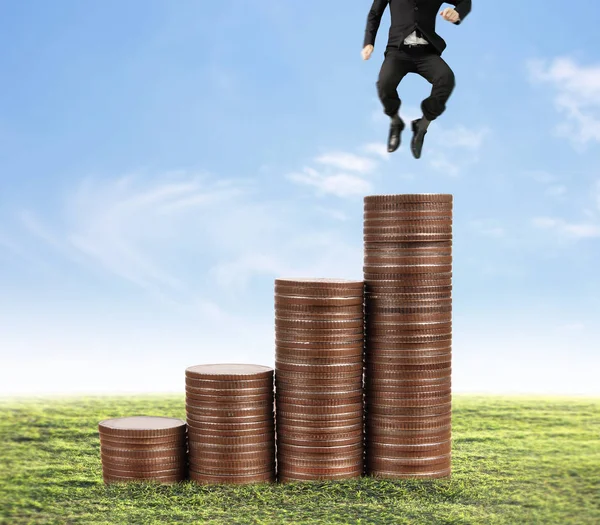 İşadamı yürümek sikkelerin yığın üzerinde başarı yetişen 