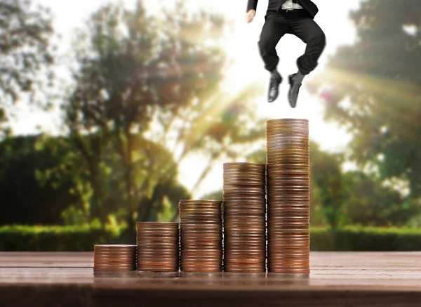 Бізнесмен Ходить Стопах Монет Які Ростуть Успіху Інвестицій — стокове фото