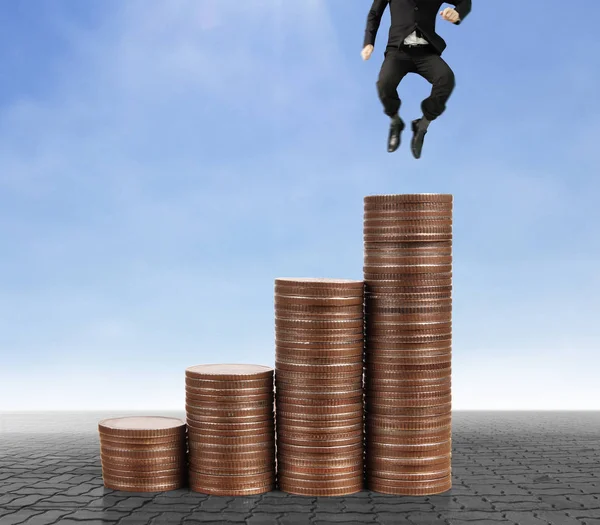 İşadamı yürümek sikkelerin yığın üzerinde başarı yetişen 