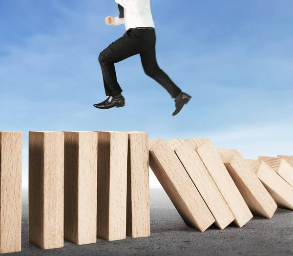 Dur bir domino sürekli devrildi