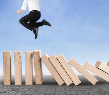 Dur bir domino sürekli devrildi