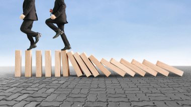 Dur bir domino sürekli devrildi