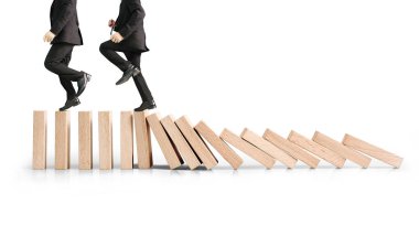 Dur bir domino sürekli devrildi