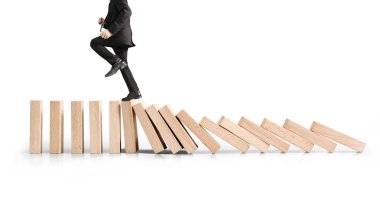 Dur bir domino sürekli devrildi