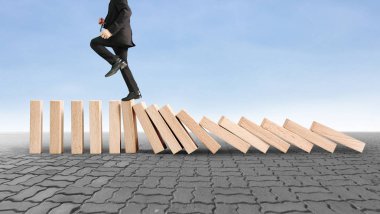 Dur bir domino sürekli devrildi