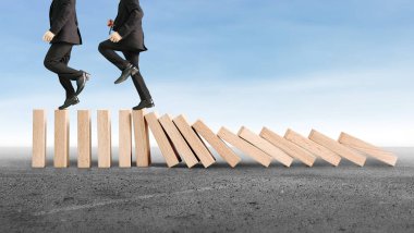 Dur bir domino sürekli devrildi