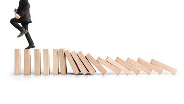 Dur bir domino sürekli devrildi