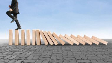 Dur bir domino sürekli devrildi