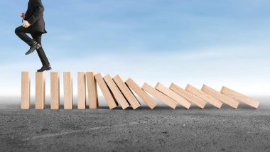 Dur bir domino sürekli devrildi