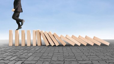 Dur bir domino sürekli devrildi