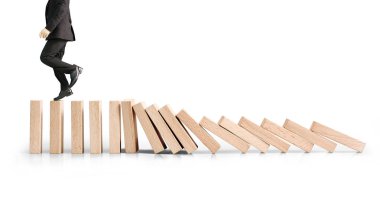Dur bir domino sürekli devrildi