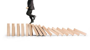 Dur bir domino sürekli devrildi