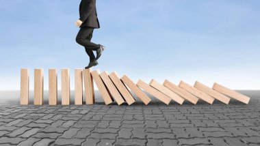 Dur bir domino sürekli devrildi