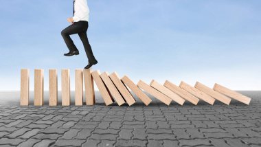 Dur bir domino sürekli devrildi