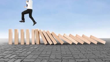 Dur bir domino sürekli devrildi