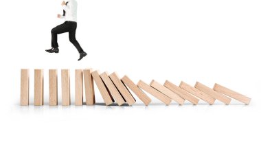 Dur bir domino sürekli devrildi