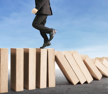 Dur bir domino sürekli devrildi