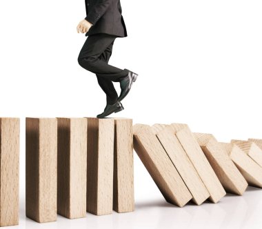 Dur bir domino sürekli devrildi