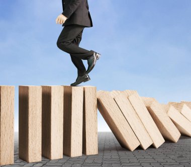 Dur bir domino sürekli devrildi