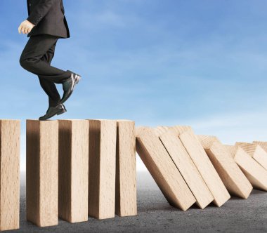 Dur bir domino sürekli devrildi