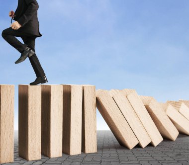 Dur bir domino sürekli devrildi