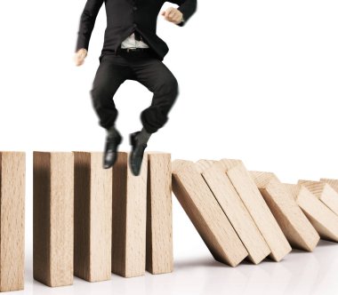 Dur bir domino sürekli devrildi