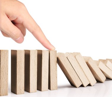 Dur bir domino sürekli devrildi